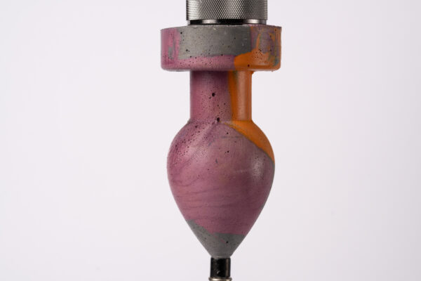 Lampe de chevet « plug » audacieuse en violet, gris et orange vif avec ampoule licorne multicolore.