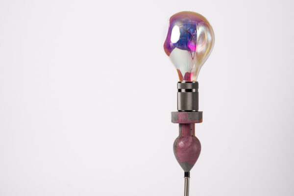 Lampe de chevet « plug » avec fil de suspension singulier et style provocant.