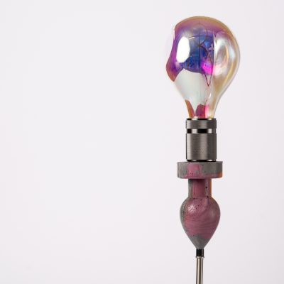 Lampe de chevet « plug » avec fil de suspension singulier et style provocant.